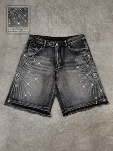 Men’s rhinestone-embellished denim shorts; casual straight-leg jeans; five-pocket pants; fashionable and comfortable for everyday spring and summer wear; sparkling summer street shorts; cool, relaxed vacation style.