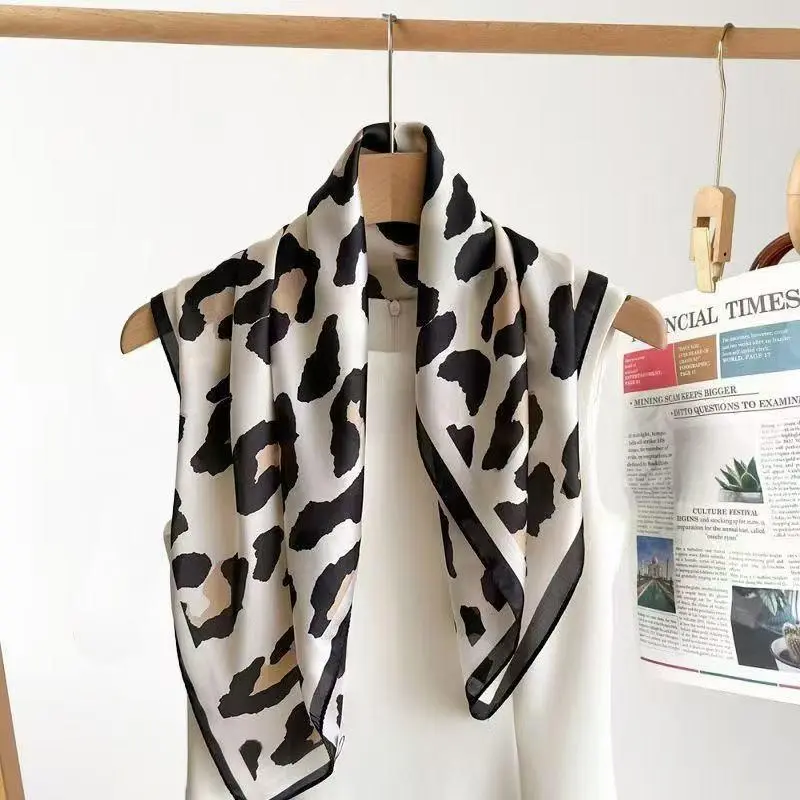Women’s Imitation Silk Square Scarf - Elegant Leopard Animal Print, Affordable Fashion Accessory, Chic Neckerchiefs, Versatile Scarf Style, Satin Headscarf, Fashionable Essential for Dates, Commuting, Artistic Motif Neckerchiefs, Accessories For Women, Sc