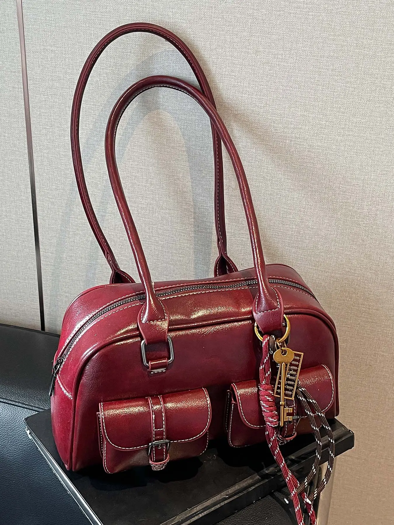 Niche retro texture handbag, double pocket design contrasting woven tassel pendant, commuter shoulder handbag, Casual commuting bag, multi-color optional, Pu tote satchel, suitable for daily travel, shopping, etc.