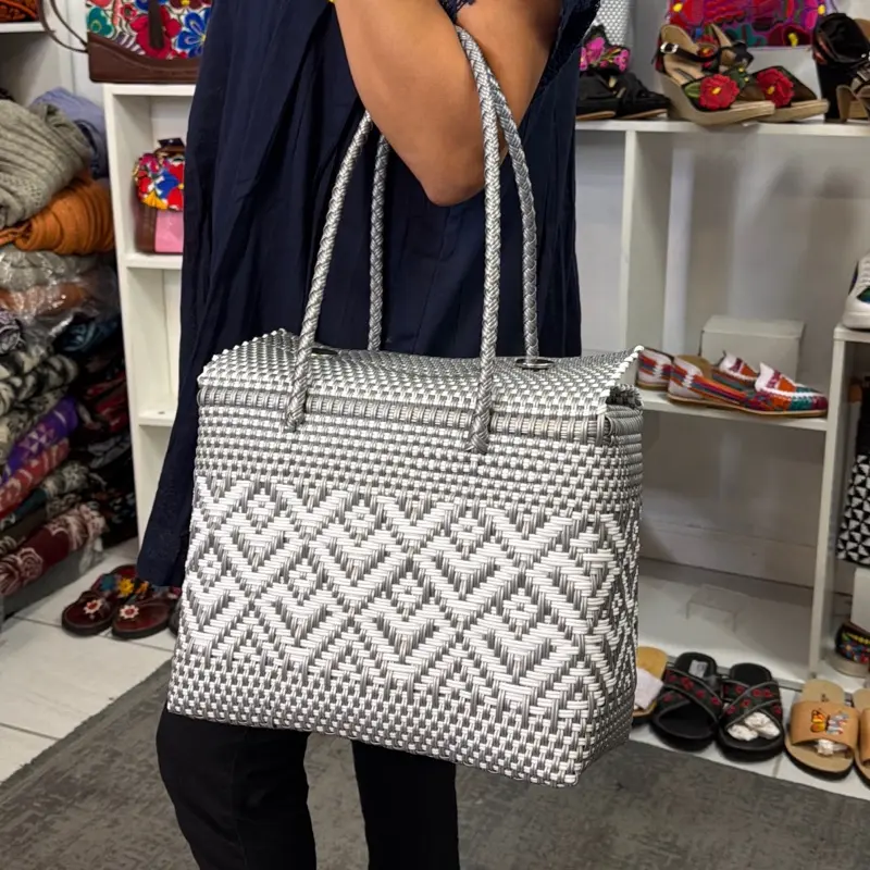 Bolsa plastico grande $55 - Eco-Friendly Recycled Plastic handbag - Hermosa Bolsa hecha con plástico reciclado - Artisanal Handcrafted Mexican Handbag, bolsa artesanal hecha en México