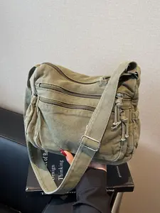 Niche design retro denim washed shoulder messenger bag, multiple zipper pocket design adjustable shoulder strap messenger bag, workwear style fashion trend versatile multi-color selection, suitable for daily commuting, etc.