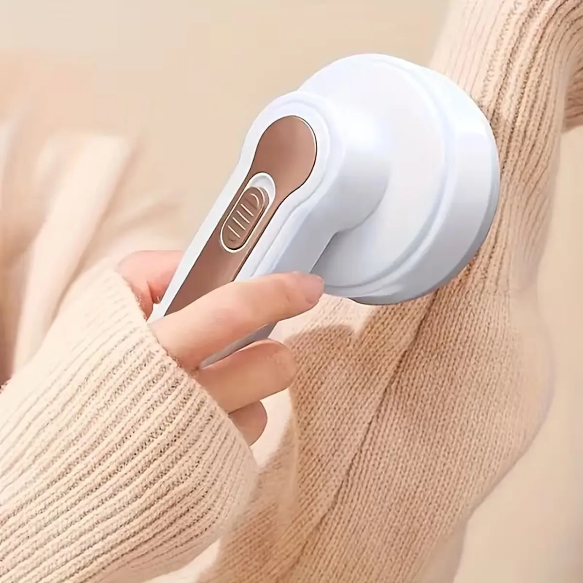 Portable Electric Rechargeable Lint Remover for Efficient Removal of Lint From Furniture and Carpets, Handheld Fabric Shaver for Sweaters and Blankets, Lint Cleaner