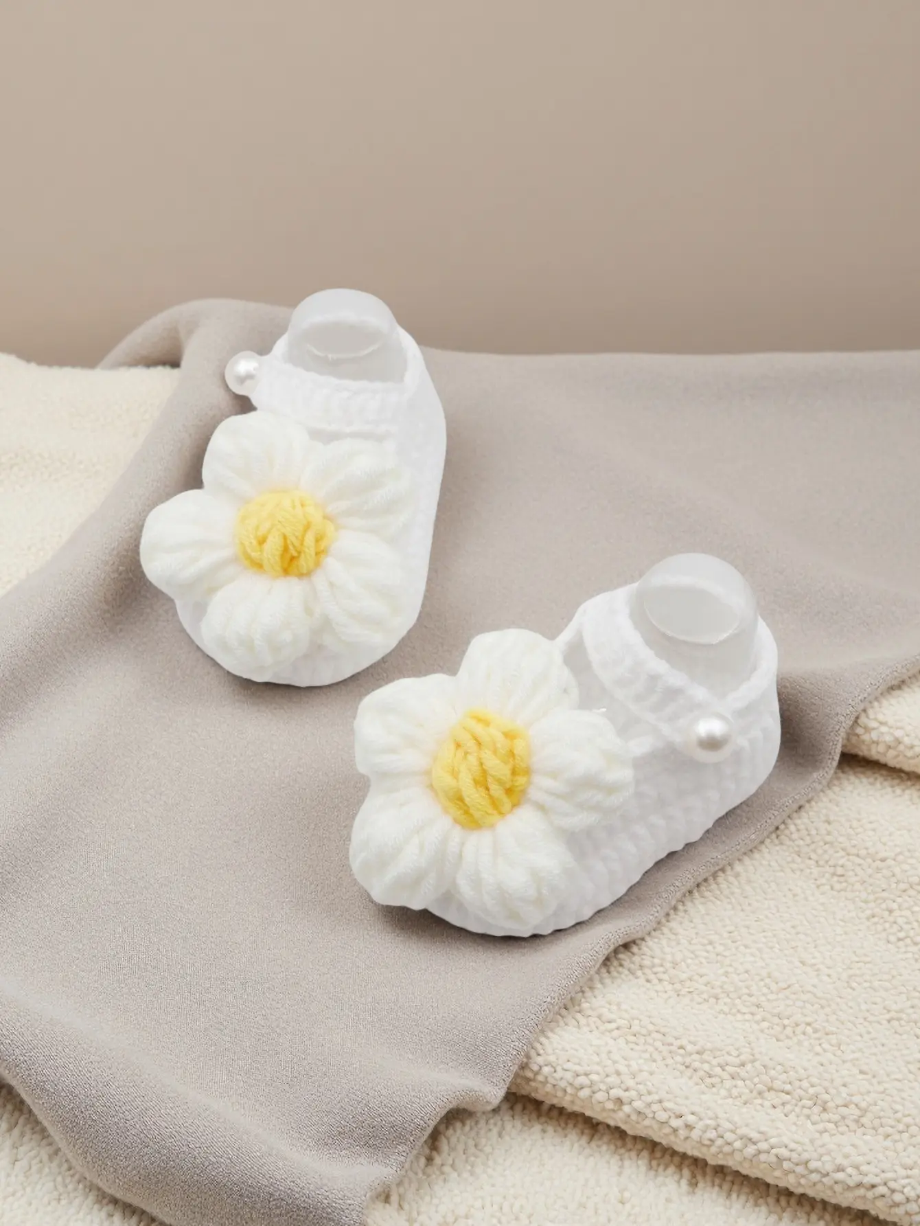 1 Pair Baby Girls White Daisy Flower Slippers, Soft Fabric Crib Shoes, Pearl Button Floral Design