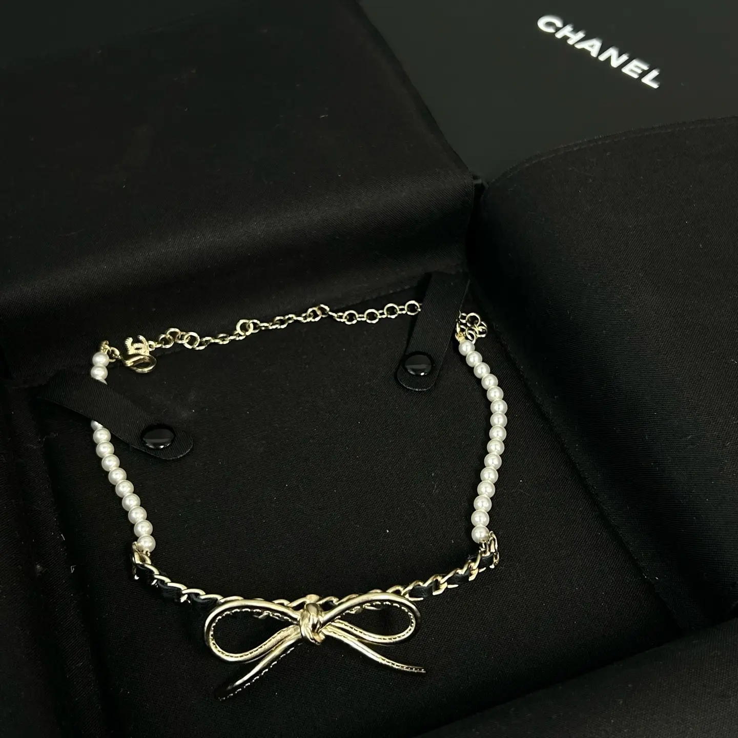 Pre-owned H1 Chanel Pearl Bow Choker Collarbone Necklace ZSL0618051