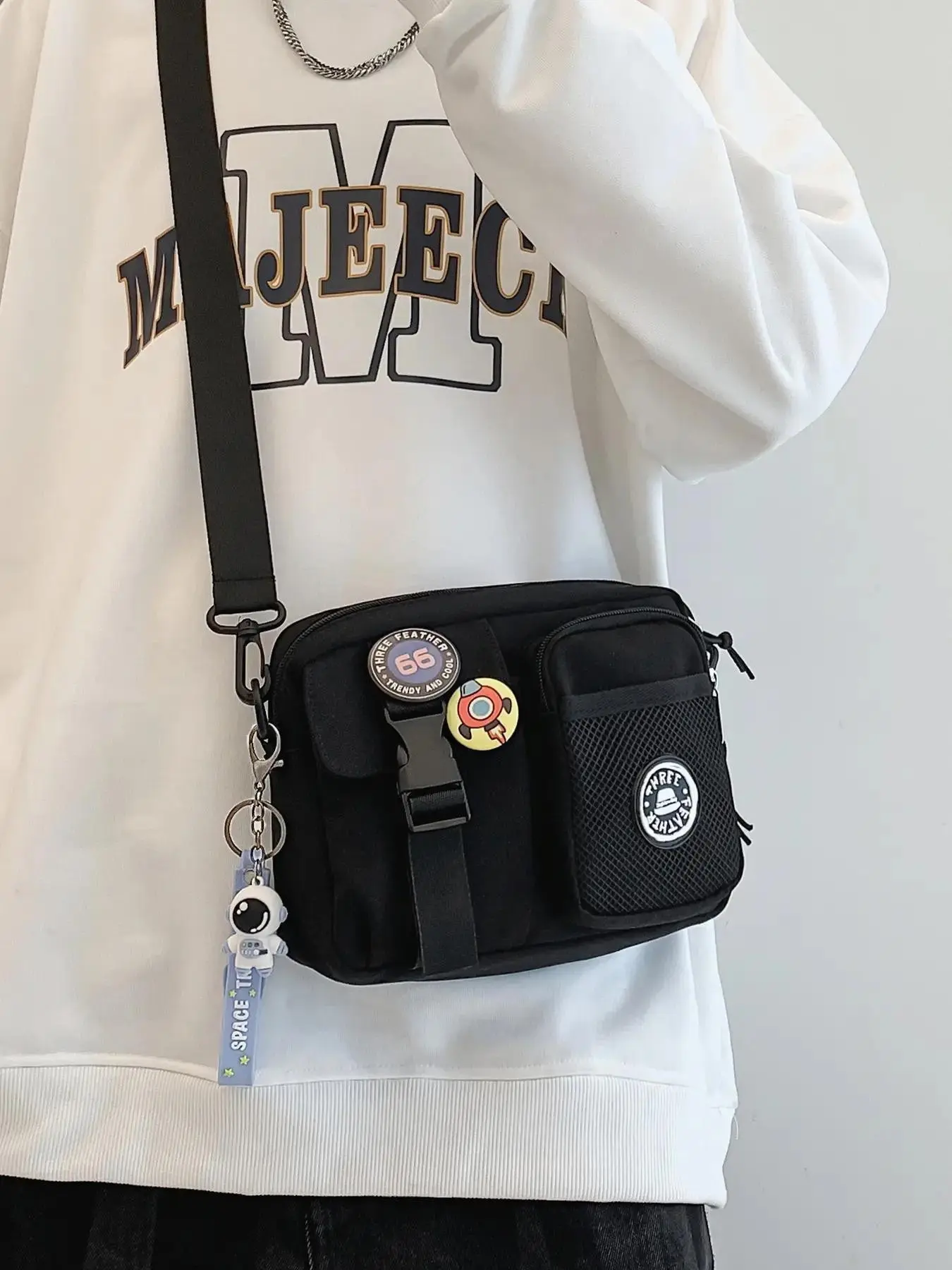 Unisex couple's small square bag with random color badge decoration, multi pocket single shoulder casual crossbody bag with pendant Crossbody Shoulder Handbag Crossbody Shoulder Purse Crossbody Purses