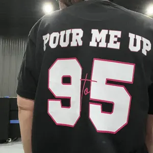 Tipsyyy pour me up T-shirt Tipsyyy pour me up T-shirt