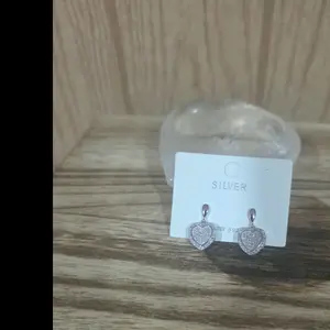 Aretes plata Italiana 9.25 con baño de rodium corazón estilo princesa con microcirconias trasparente