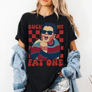 🎬[Graphic Tee] Suck My Fat One Derek Shirt| Funny Movie Quote Meme Tee| Viral Stranger Things Graphic T-Shirt| Sarcastic Humor Unisex Casual Crew Neck Short Sleeve Top| Trending TikTok Pop Culture Tee| Humorous Fan Gift for Men & Women
