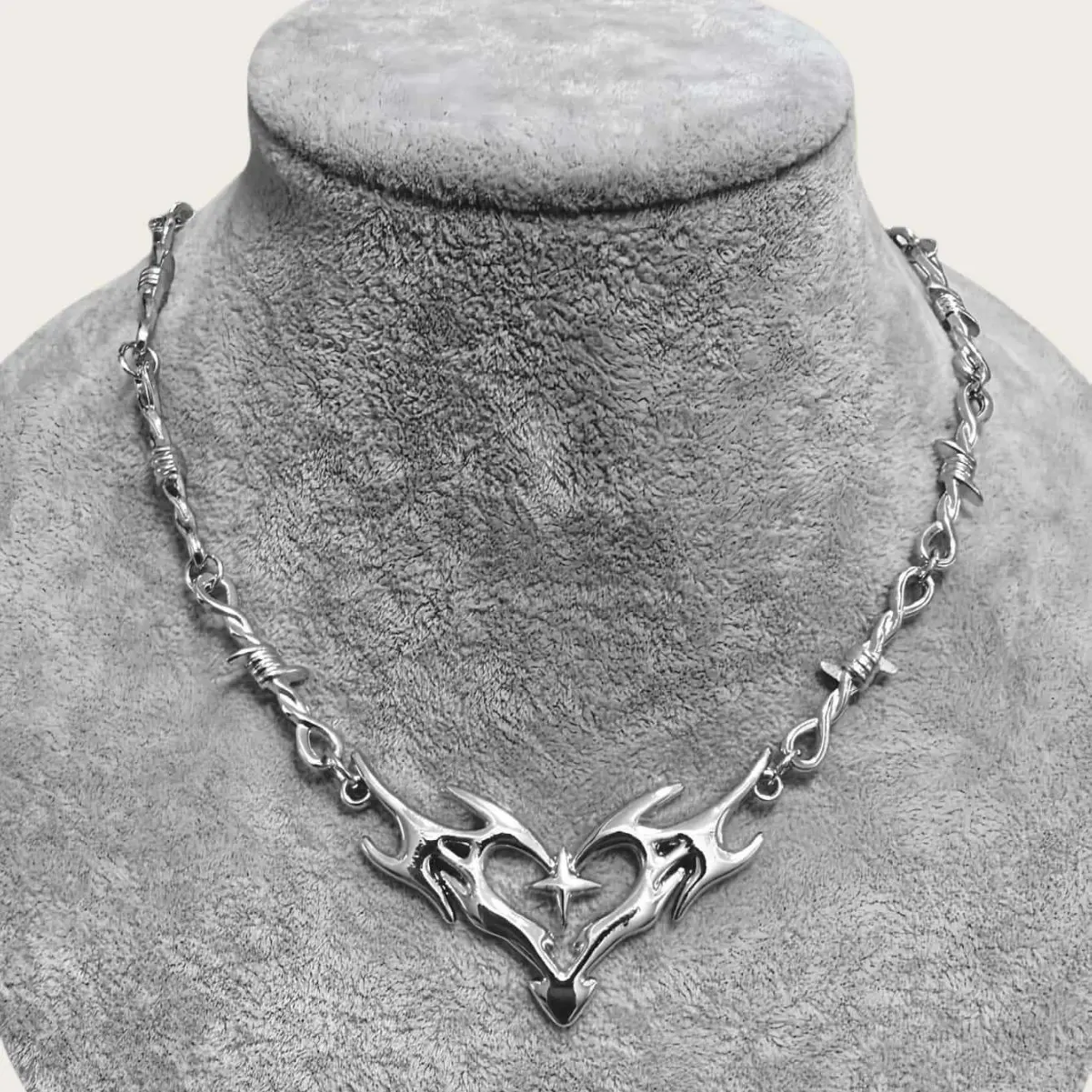 Unisex Punk Flame & Thorn Chain & Link Necklace, Metal Coated Hollow Heart Pendant, Gothic Necklaces for Party Wear, Affordable Fashion Street Style Hip Hop Jewelry Accessories, Necklaces For Women, Funky Unique Accessories