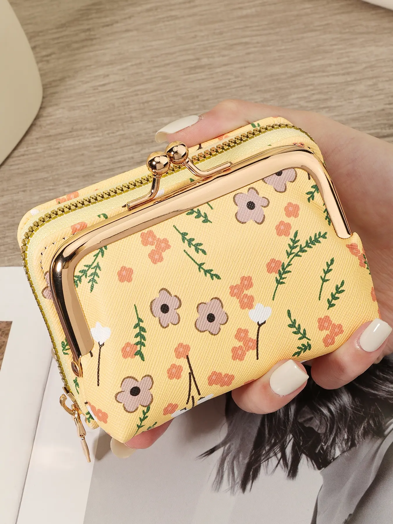Fashionable and lightweight women's credit card bag, floral print short wallet, zipper wrapped coin wallet, detachable multi slot women's short wallet, suitable for outdoor, travel, and back to school use