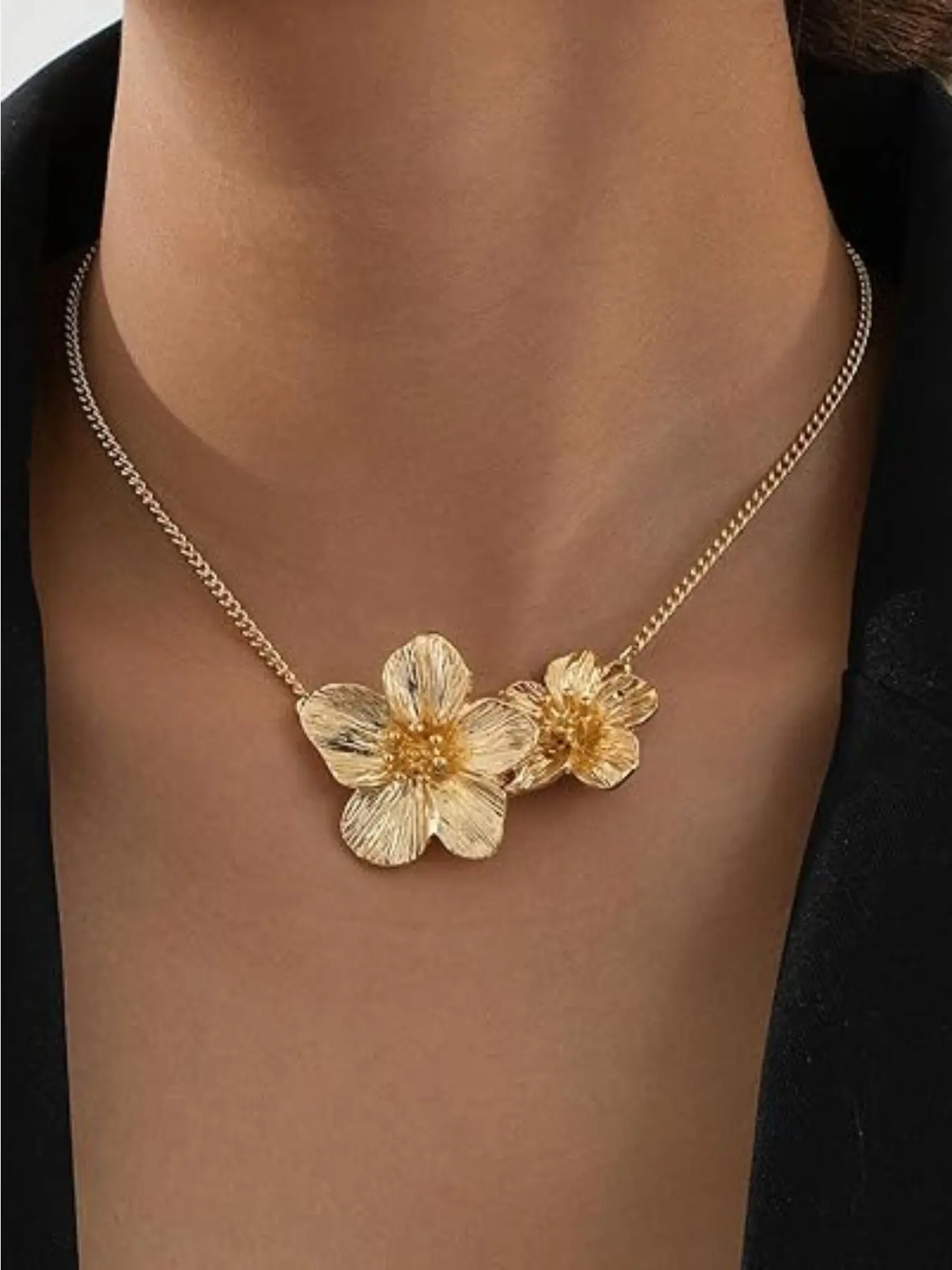 New Fashion Hibiscus Necklace: Metal Pleated 3D Floral Pendant, A Bold, Statement-Style Piece, Trendy Jewelry, Chunky Gold-Tone Flower Necklace, Ideal as a Collarbone Chain, Party Accessory, or Fine Jewelry Gift for Women