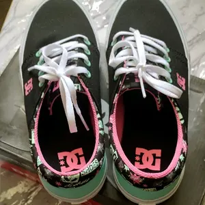 Women's DC Shoes Sneaker in Size 7 - Perfect for Sports and Casual Wear - Sports Shoes, Trainer
