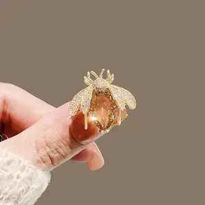 1pc Crystal Bee Brooch Pin For Women, Personalized Fashion Clothing Accessories, Lightweight Luxury Lapel Pin For Suit Dress Accessories Pin For Clothes Bag Charm School Office Accessories Shirts Jacket Jewelry Christmas Halloween