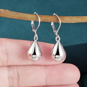 A pair of silver teardrop earrings with water droplet pendants. These versatile jewelry pieces are suitable for all seasons and are ideal for daily wear, as well as perfect gifts for birthdays and Mother's Day