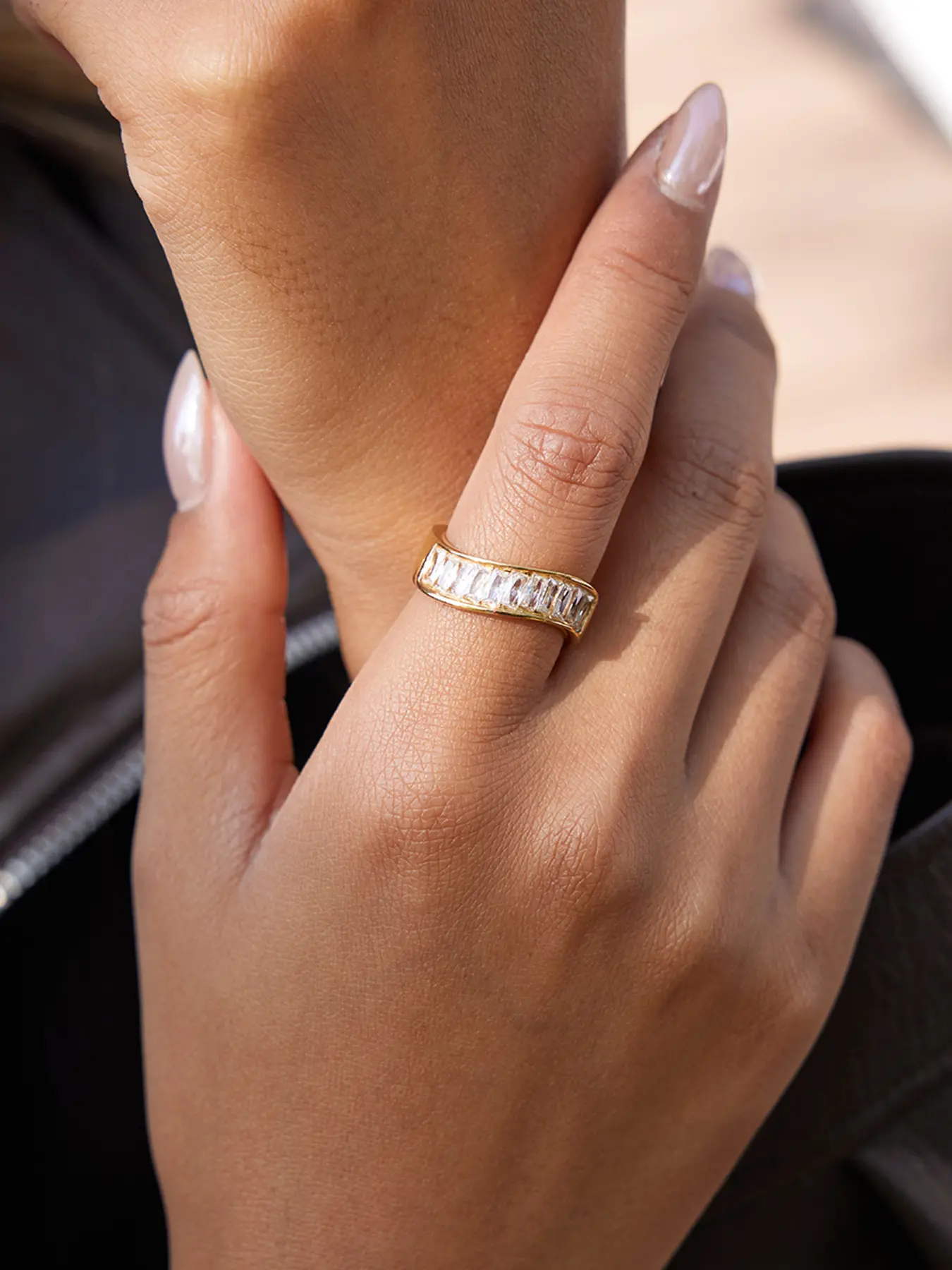 Ladies' classic wavy ring, suitable for daily wear, elegant sparkling zircon inlay high-end ring, girls' fashionable clothing accessories, fashion rings, Elegant casual ring, Christmas and Valentine's Day gifts