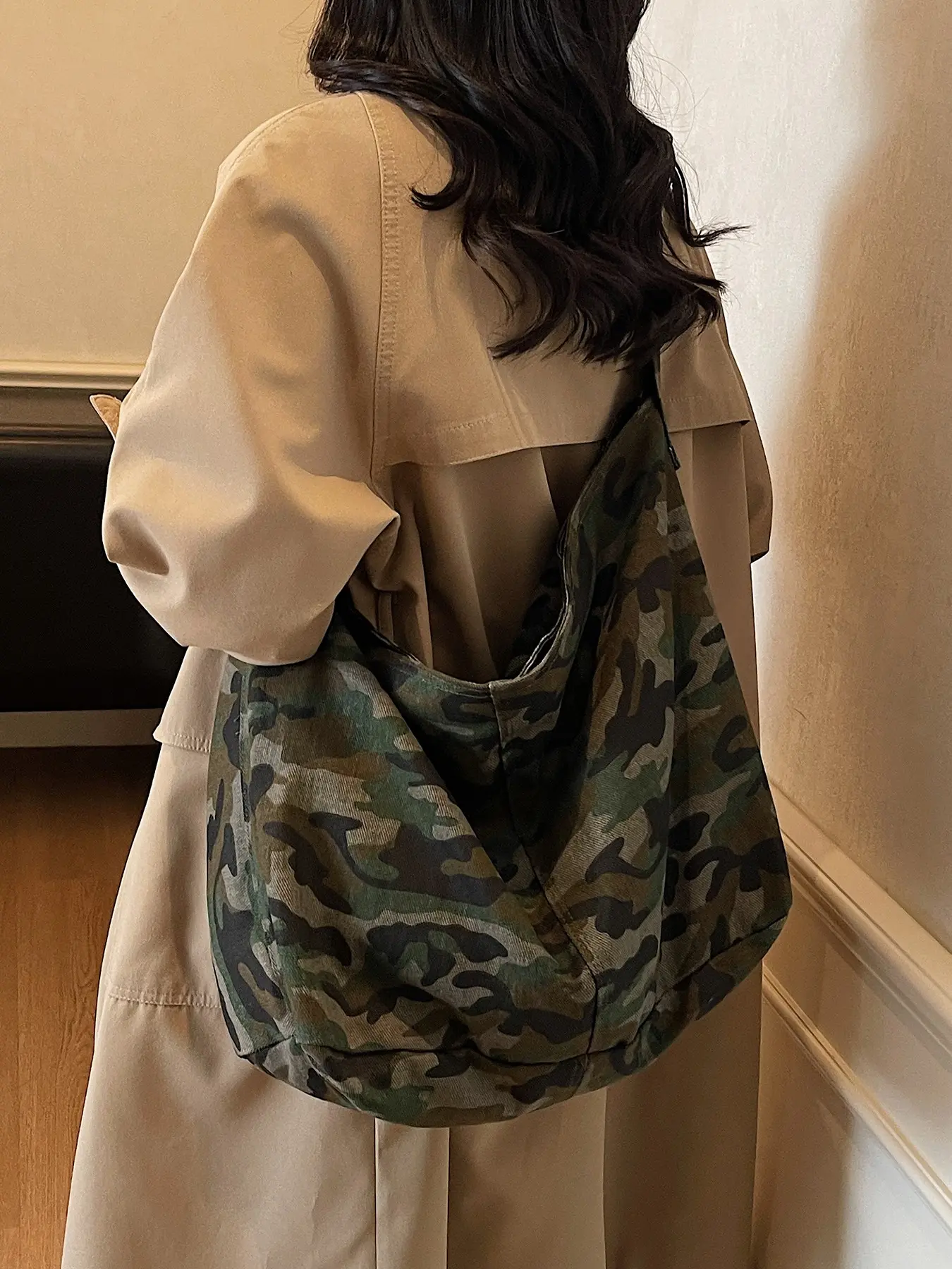 Practical tote bag, camouflage pattern large capacity shoulder bag, wide shoulder strap design, can accommodate files and tablets, suitable for commuting, shopping, Casual commuter bag, Daily commute bag
