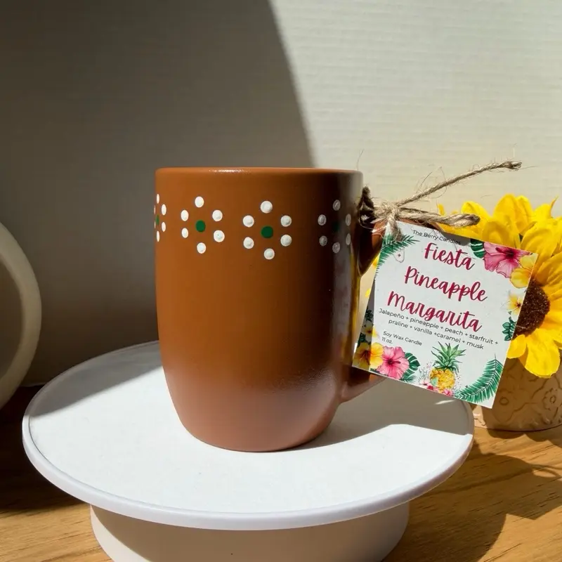 Vela estilo Mexicano, artesanal, de cera de soya. Vela Aromática en taza de cerámica decorada, diferentes fragancias. 11 oz.