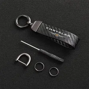 Carbon Fiber Leather Keychain Car Keychain Horseshoe Buckle Jewelry For Chrysler 300c 300 Pacifica 200 Sebring PT Cruiser Car Logo Keychains