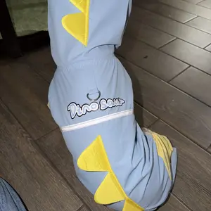 [Hipipet] Playful Dinosaur Dog Raincoat – Waterproof Puppy Poncho with Detachable Tail – Cute & Functional for Wet Walks Large