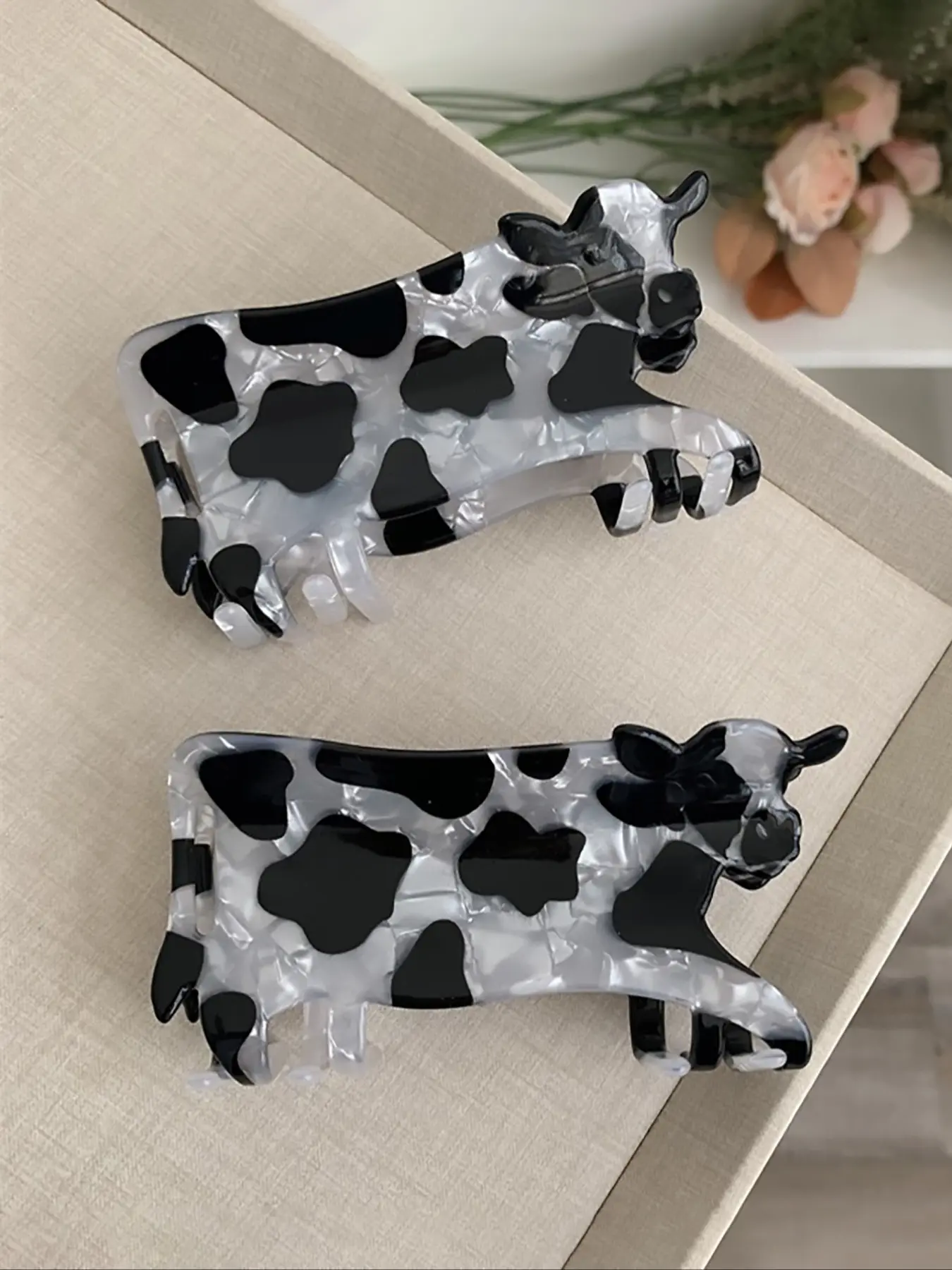 2pcs Cute Animal Hair Claws Set, Hairclips, Creative Cow & Shark Design, Acetic Acid Material, Perfect for Ponytail Accessories, Women's Fashion Headwear, Super Cute Fun Hair Clips