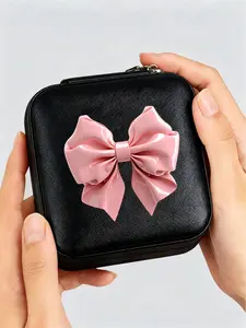 Mini portable black jewelry box with pink bow print. Compact storage for rings, earrings and necklaces. Travel-ready, ideal gift for Mother’s Day, weddings, birthdays and daily use.