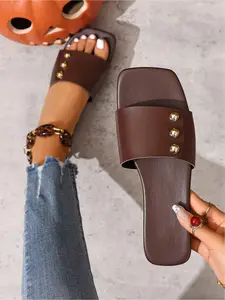 Women's flat sandals, decorated with golden summer studs, are comfortable and open-toed, suitable for outdoor wear, beaches and parties.