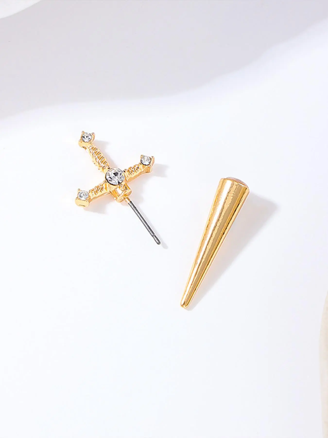 A Pair of Gothic Sword Earrings for Women, Dark Retro Style, Exquisite 3D Sword Carving/Matte Metal for Texture, Suitable for Daily Styling/Gothic Outfits, Fit for Women Who Love Personalized Dark Style, Studded Cross Earrings, Ear Accessories