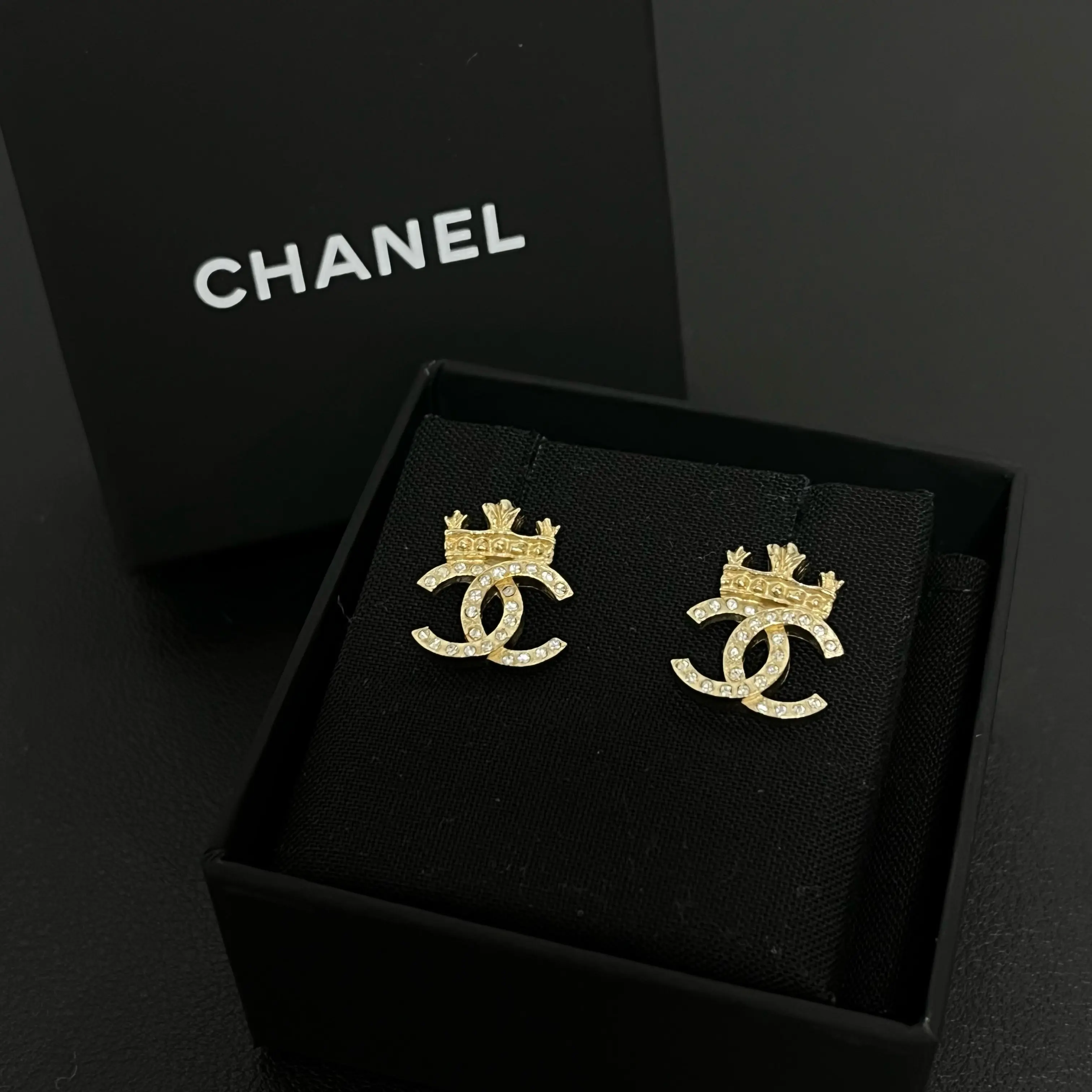 Pre-owned H1 Chanel Crown Diamond Double C Stud Earrings ZSL0618056