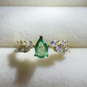 <PingEast jewelry > Emerald ring306--925 sterling silver ring featuring a 4×6mm teardrop-shaped natural Colombian emerald with a leaf-designed band