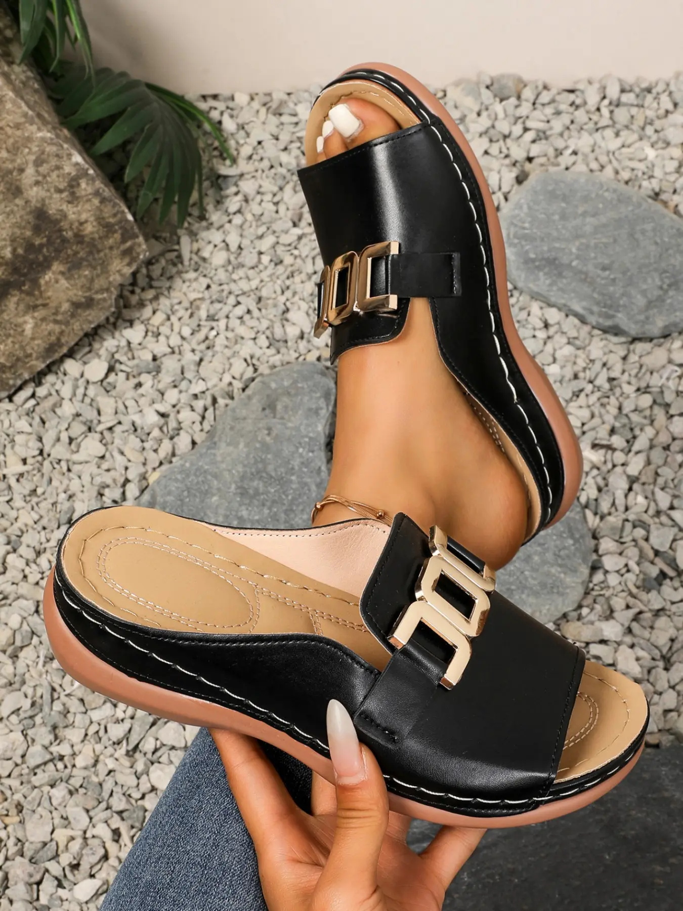 Fashionable fish mouth Peep Toe one-piece slippers for women, Fashion Wedges, metal decoration, gentle and comfortable shoe upper, lightweight outdoor Casual Wedge sandals for summer wear, Footwear