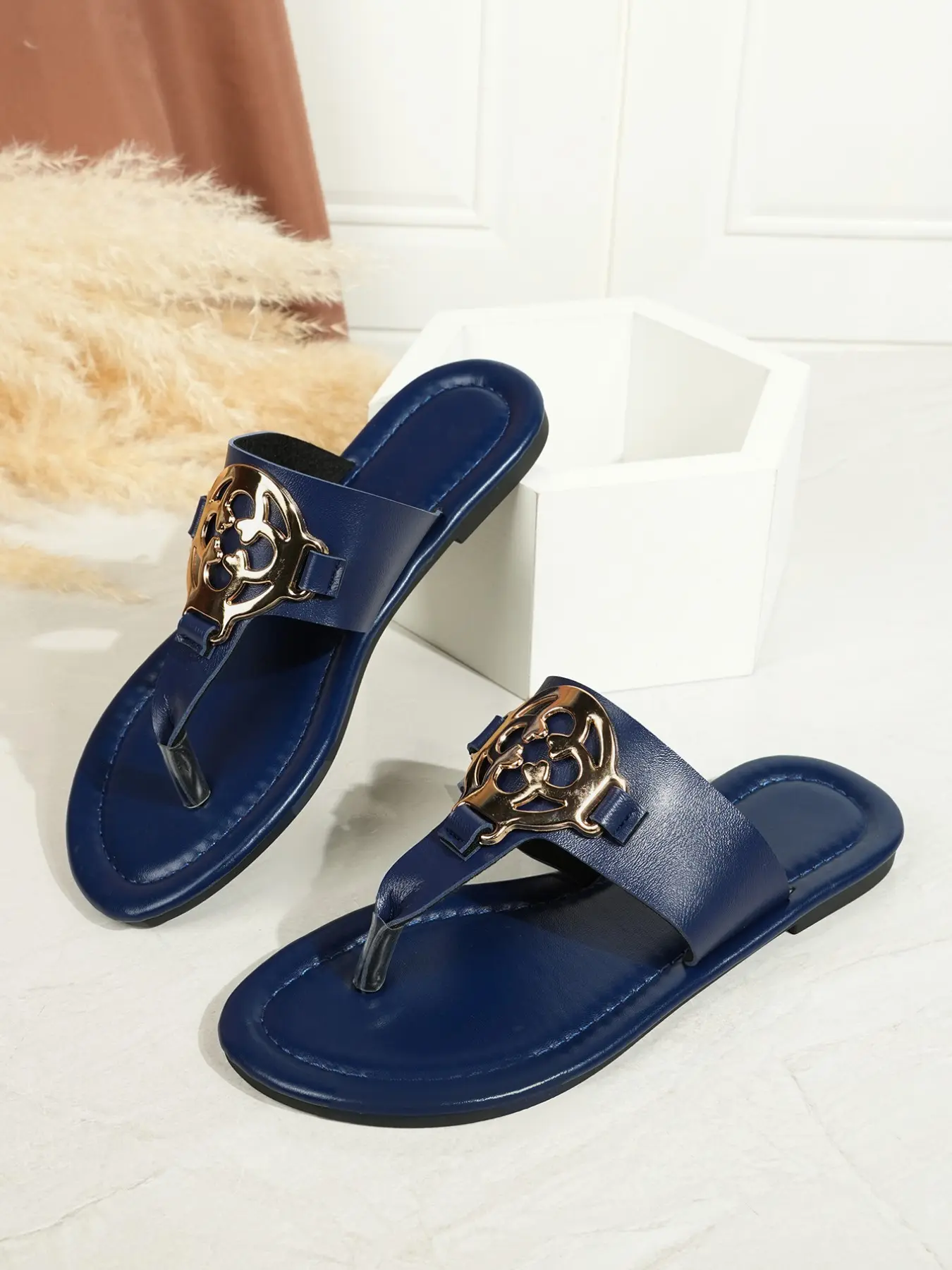 Women's Versatile Metal Soft Padding Dressy Flat Sandals for Home & Outdoor Use, Trendy Footwear for Parties