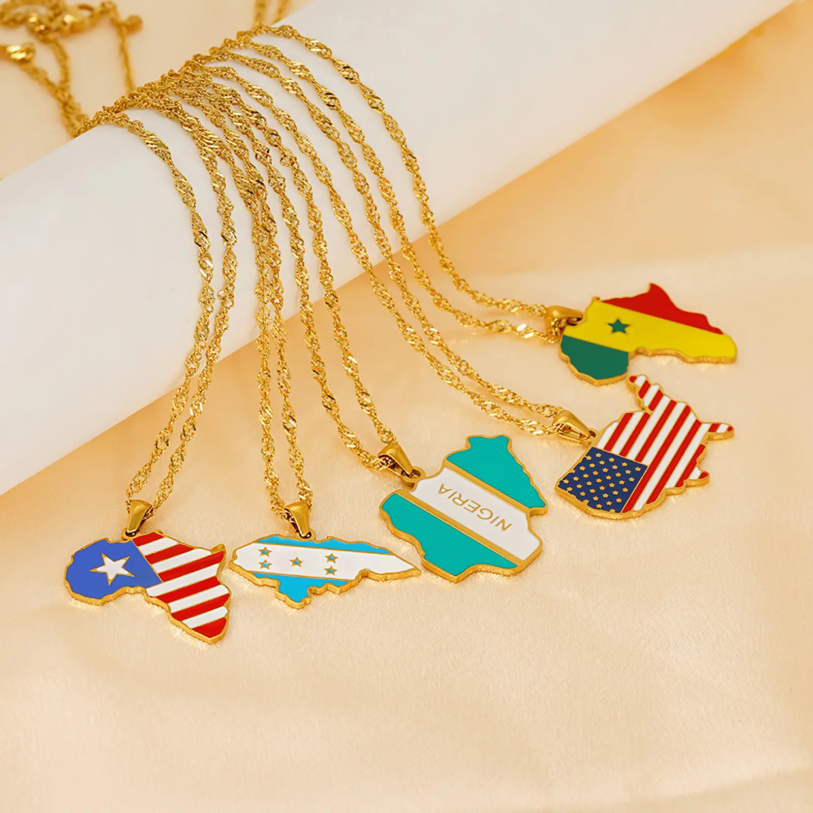 Fashion World Map Pendant 18K Gold Plated Necklace National Flag Design Men Women Jewelry Neutral Gift Travel Enthusiast Modern Versatile Accessories