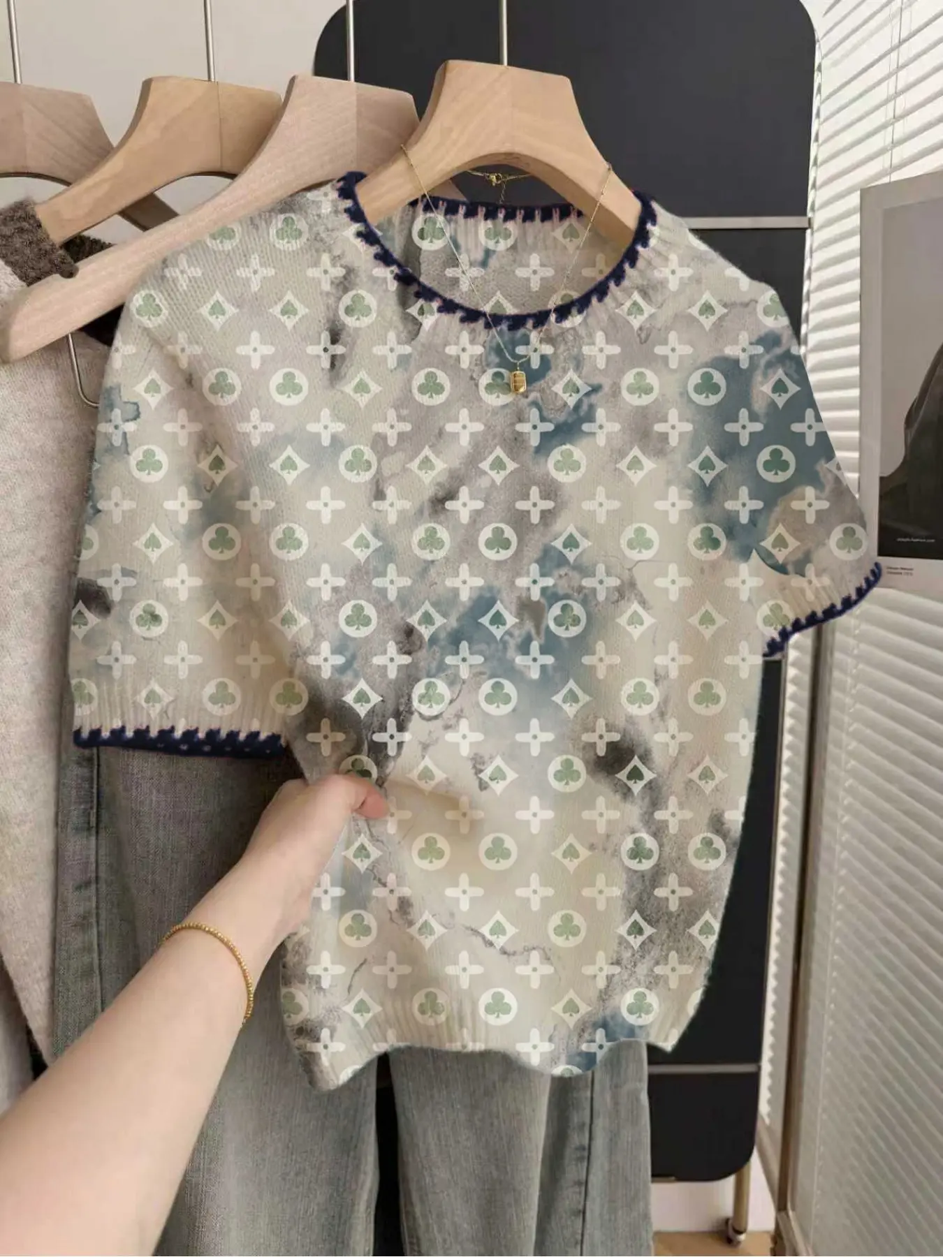 1 piece + French retro loose crew neck elegant short-sleeve contrast trim beige women's knitted top with colorful gradient prints, spring and summer top, summer casual women's wear, white top, casual top, knitted, Round Neck, Knitwear, Lady, Womenswear