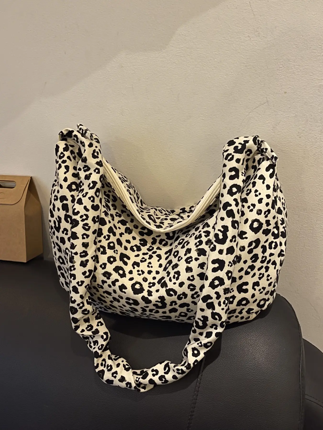Vintage light luxury exquisite personalized leopard print tote bag, crossbody bag, stylish and atmospheric atmosphere, large capacity shoulder bag that can accommodate files, flat clothes and hats, suitable for daily commuting, shopping in the mall