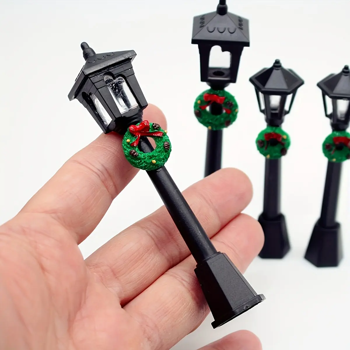 3pcs Miniature Christmas Street Lamp Posts with Festive Wreaths, Vintage Style Collectible Figurines, Holiday Decoration