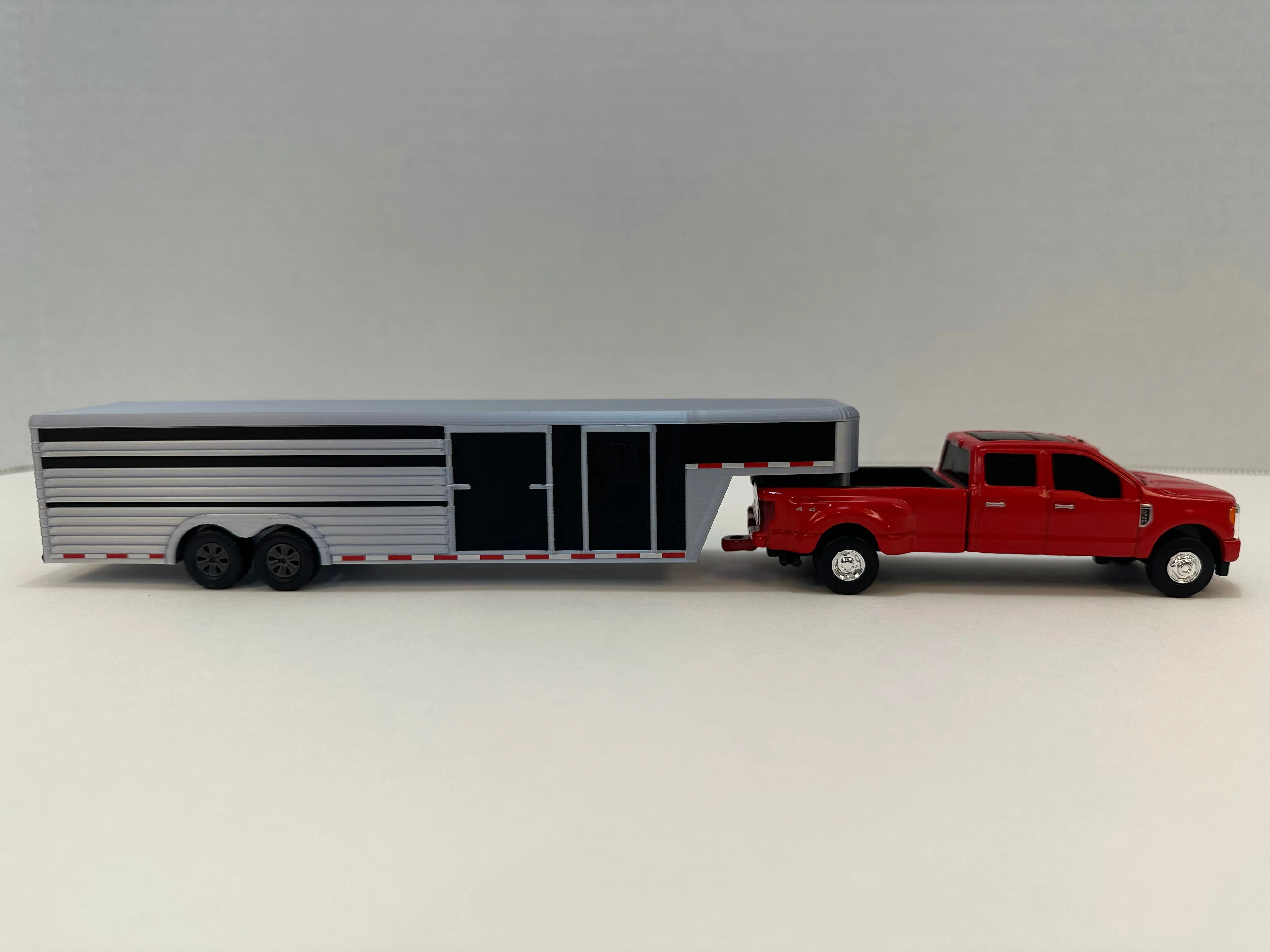 1/64 Scale 28' Gooseneck Cattle Trailer