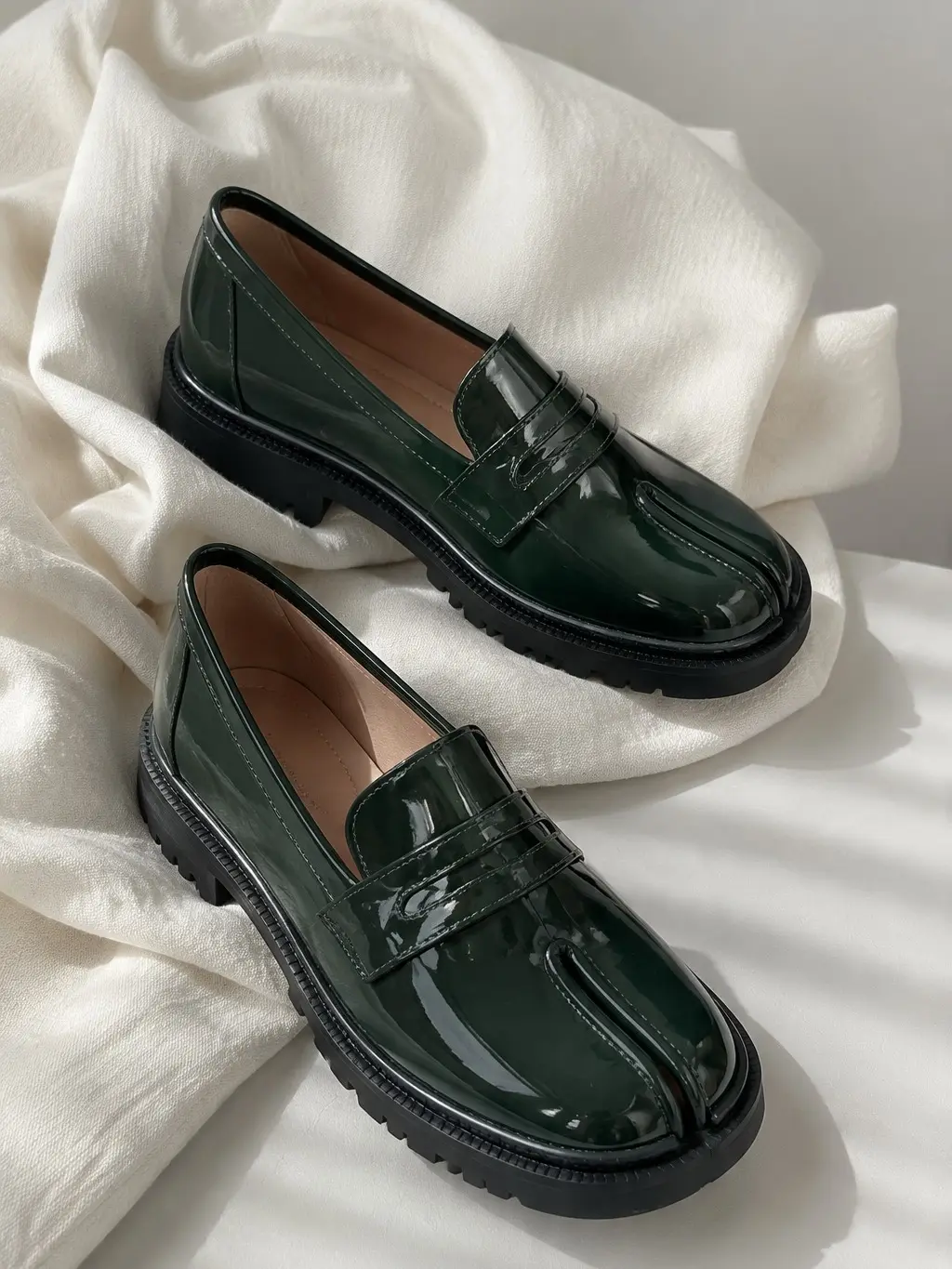 Fashionable retro men’s shoes featuring a shiny copper coin texture, gift shoes with an innovative cut and silhouette, thick soles, and sturdy construction—trendy men’s footwear for work and casual wear.