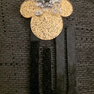 Acrylic Paperclip Bookmark with Glittery Gold Mouse Design and Black Sparkle Finish for Book Lovers