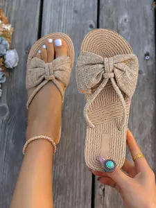 A pair of women's summer sandals, Strapy Sandals, casual outdoor beach vacation sandals, fashionable, comfortable, and versatile, suitable for daily summer wear and pairing with dresses for travel.