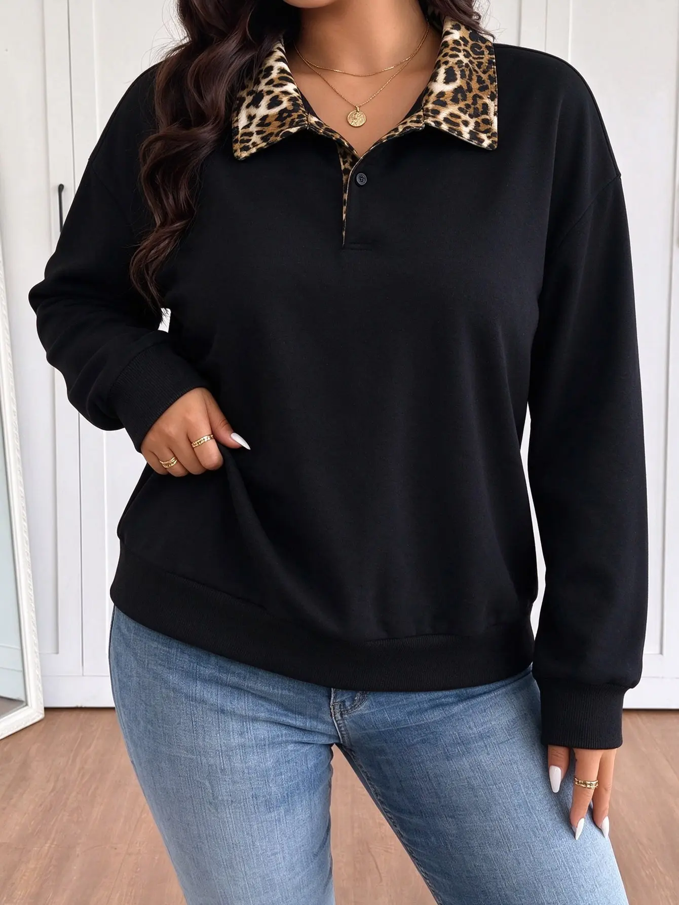 Women’s leopard-print black half-buttoned sweatshirt with a turn-down collar, made from a cotton blend for casual comfort and a loose fit; a basic layering top suitable for all seasons, ideal for everyday wear. Material: 50% cotton, 50% polyester fiber.