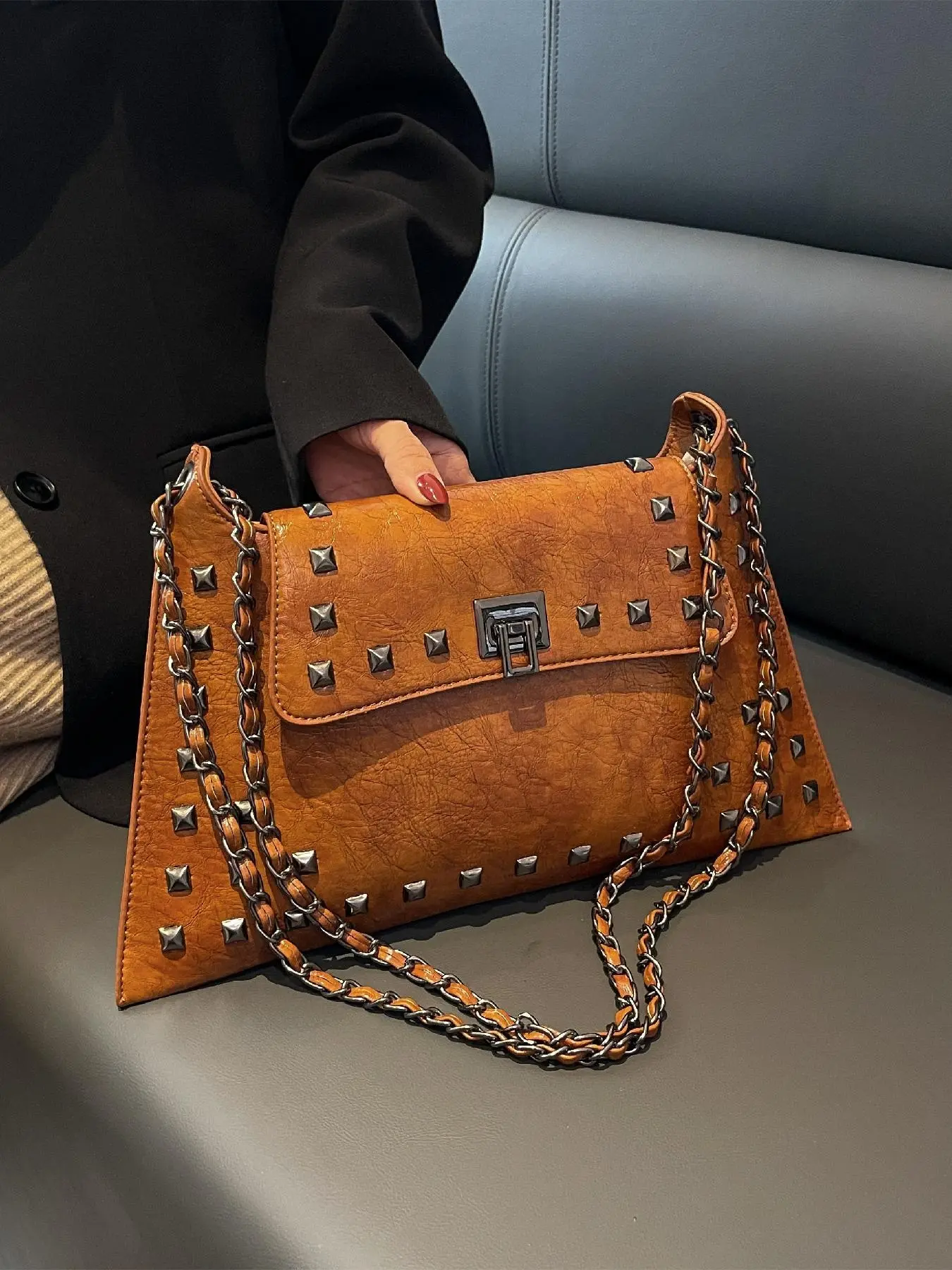 Retro casual rivet embellished envelope bag, a versatile women's shoulder bag/crossbody bag suitable for dating, parties, shopping, and various occasions, Casual Fashion Bag