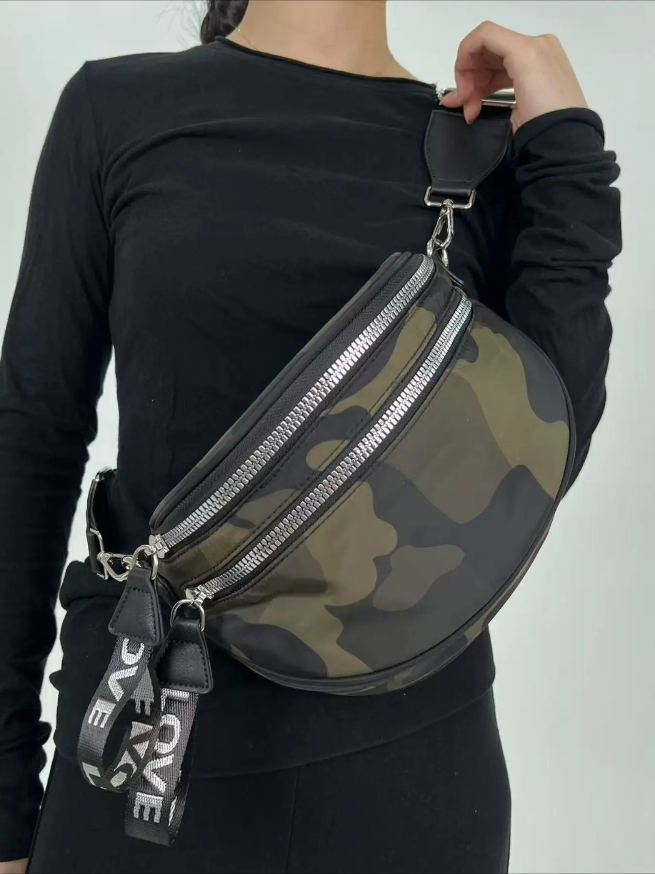 Ladies' fashionable nylon lightweight chest bag with multiple pockets, semi-circular casual Active sports running crossbody bag, Zipper Fanny Pack