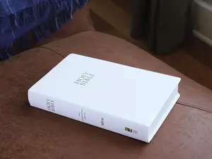 NIV, Gift and Award Bible, Leather-Look, White, Red Letter, Comfort Print