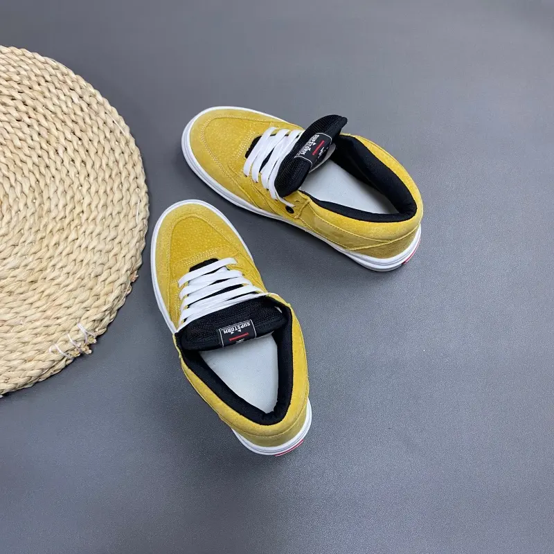 Yellow suede mid top skateboard shoes with contrasting color design, casual board shoes, American street fashion versatile sports shoes