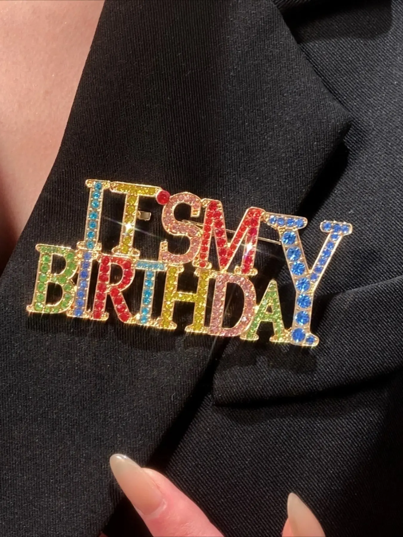 Luxury 'this Is My Birthday' Brooch, Letter Brooch Pin, Elegant Rhinestone Inlay, Brooch With Crystals, Unisex Alloy Fashion Jewelry Accessory, Ideal for Party Dresses/birthday Gift