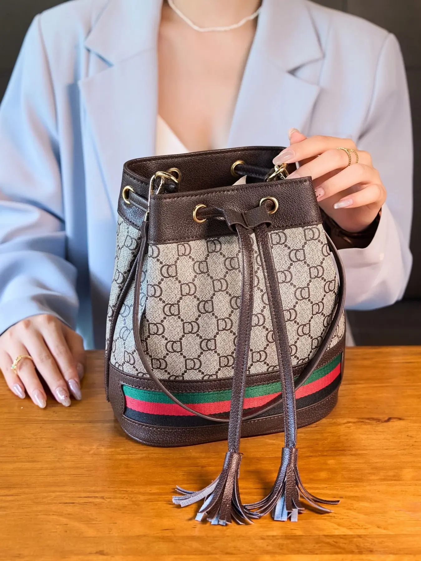 New versatile vintage high-end large-capacity bucket bag, shoulder and crossbody bag, women's handbag, Fashionable Bags