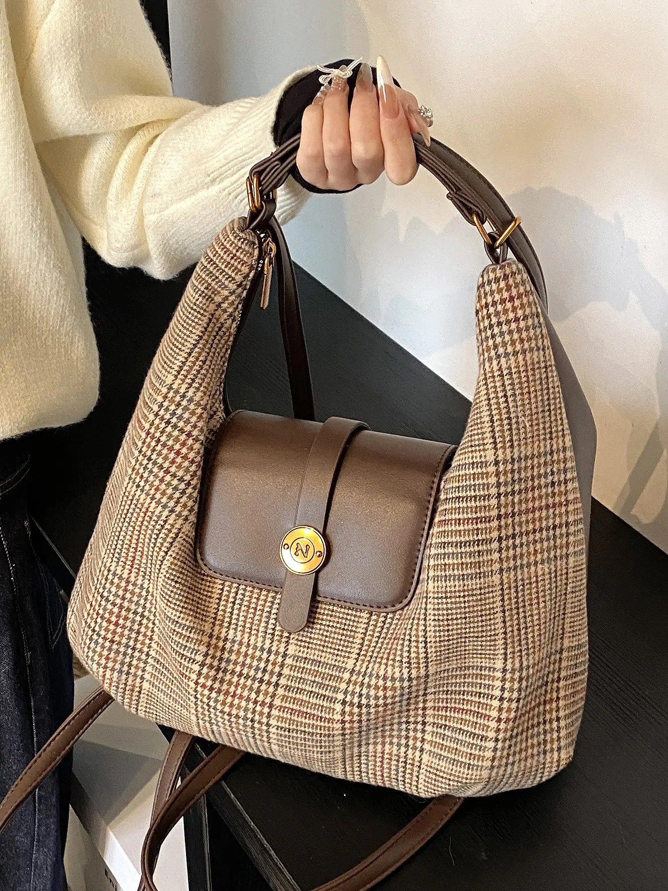 Retro plaid shoulder crossbody bag, classic  simple houndstooth pattern ，metal buckle embellishment,   exquisite fashionable and versatile, lightweight and niche, suitable for daily commuting, shopping, etc.