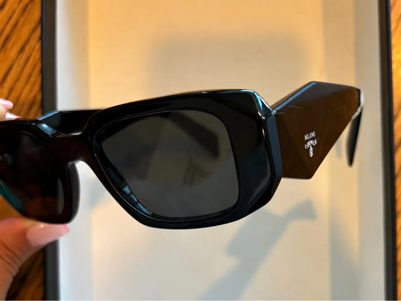 [VIRAL STYLE] Oversized Black Sunglasses for Women – Bold Square Frame Retro Fashion Shades for Daily Wear
