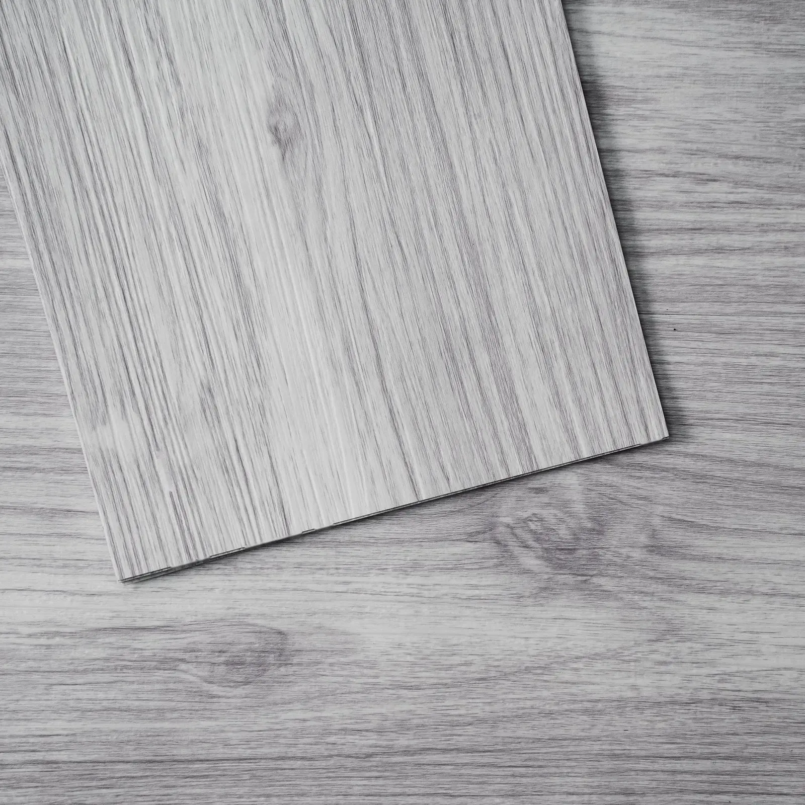 Self-Adhesive Vinyl Floor Tiles, 36 x 6 Inches, 20 Tiles, 0.62mm Thick, Peel-and-Stick Wood Grain, Light Gray Planks for Kitchen, Dining, Living Room, Bedrooms and Bathrooms, DIY Flooring, Easy Installation, Durable Finish