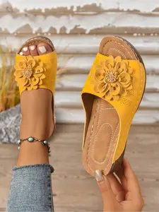 A pair of new large-size women's sandals with floral decoration, hollowed-out design, breathable, slip-on, stylish, simple, comfortable, suitable for daily casual wear, lightweight, with a thick wedge heel